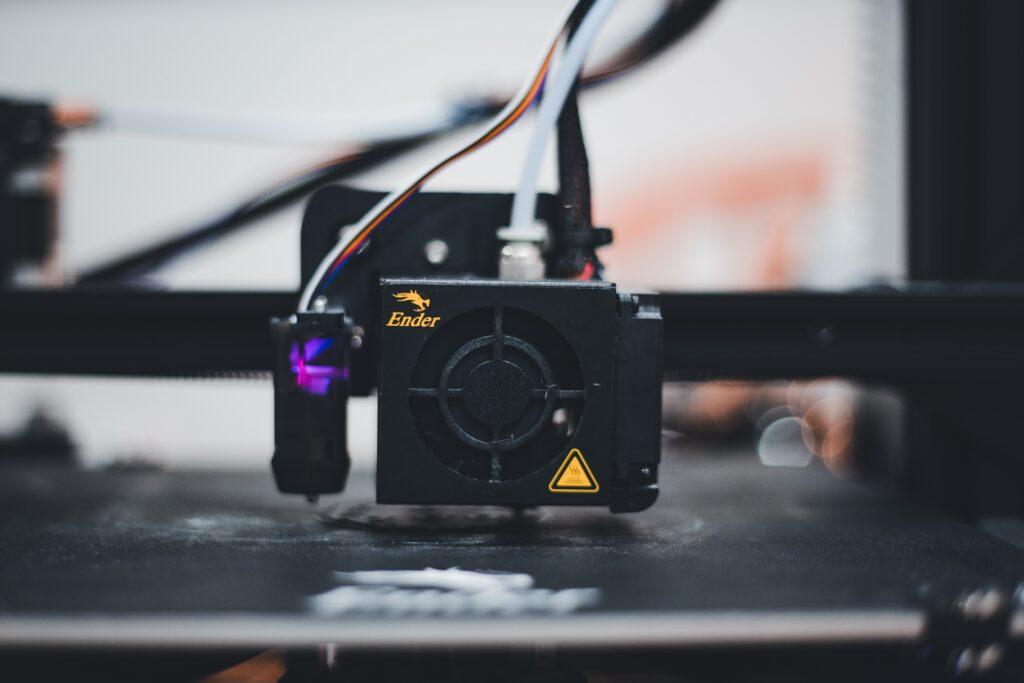 Ein 3D Drucker während er etwas produziert