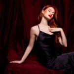 Exklusive Begleitung in Leipzig – stilvolle Frau in elegantem schwarzem Kleid, luxuriöses Ambiente. Perfekt für einen besonderen Abend mit Escort Service Leipzig.